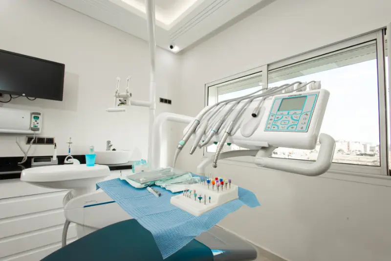 Salle de soins du Centre Dentaire Signature équipée pour la pose d’implants dentaires à Ben Yakhlef