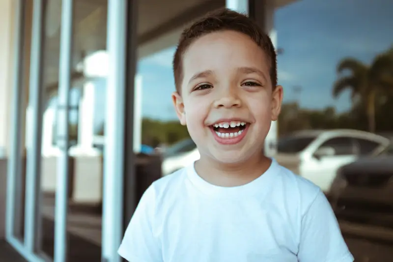 eune enfant souriant après un soin dentaire à Bni Yakhlef